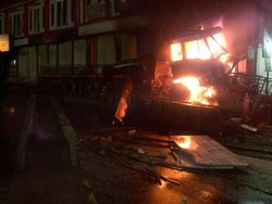 Truk Terbakar dan Mobil Ringsek, Begini Parahnya Kecelakaan di Jalur Puncak