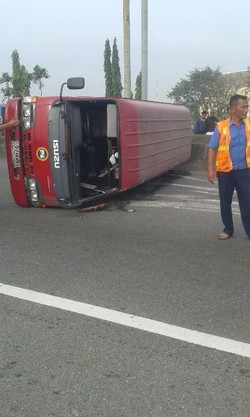 Bus Antar Jemput Pembawa Siswa SD Terbalik di Jalan Tol di Medan