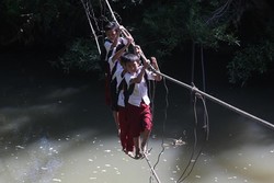 Di Kampung JK, Ada Bocah SD Meniti Kawat di Atas Sungai untuk ke Sekolah