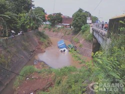 Hindari Motor, Truk Kontainer ini Jatuh dari Jembatan Lalu Nyebur ke Sungai