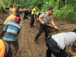 Ayo Kerja! Begini Aksi Pasukan Polres Brebes Bersihkan Jalur yang Tertimbun Longsor