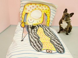 Lucunya! Anjing Bulldog Jadi Ikon Pameran Seni