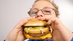 Agar si Kecil Tak Ketagihan Junk Food Siasati dengan Cara Ini