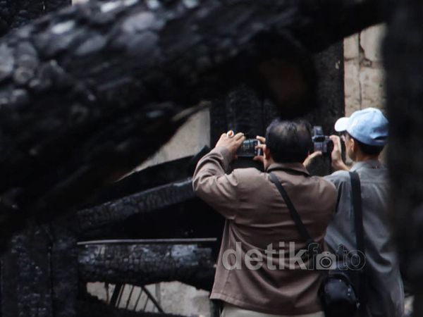 Ramai-ramai Mengabadikan Vihara yang Terbakar