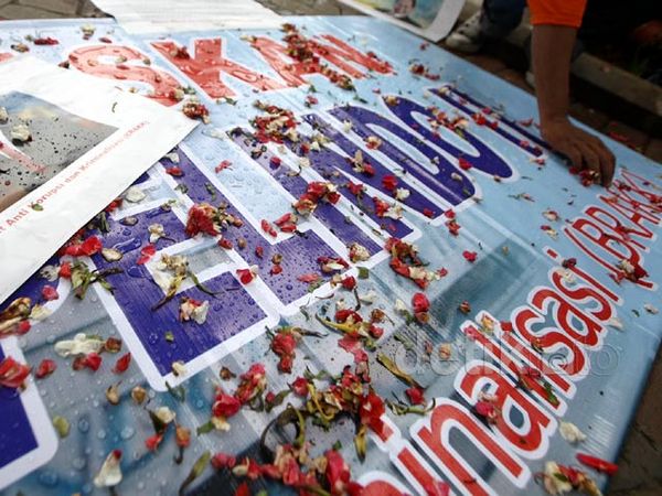 Tabur Bunga Usut Tuntaskan Korupsi Pelindo II