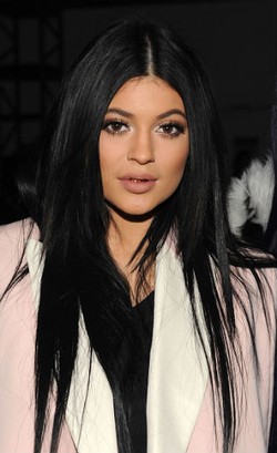 Baru 17 Tahun, Kylie Jenner Dikabarkan Lakukan 6 Operasi Plastik