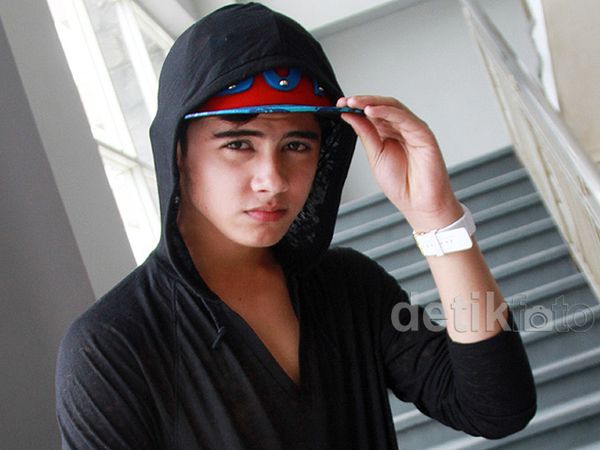 Pose Cool Aliando Syarief Tampil Serba Hitam
