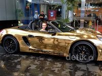 Bella Shofie Pamer Porsche Emas Kesayangannya