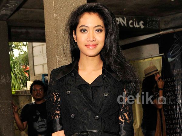 Woman in Black, Widi 'Vierratale'