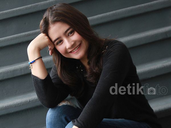 Manisnya Senyuman Prilly Latuconsina