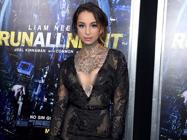 Pacar 'RoboCop' Superseksi Bergaun Hitam Menerawang