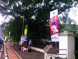 Spanduk Bergambar Soekarno dan Nelson Mandela Bertebaran di Bandung