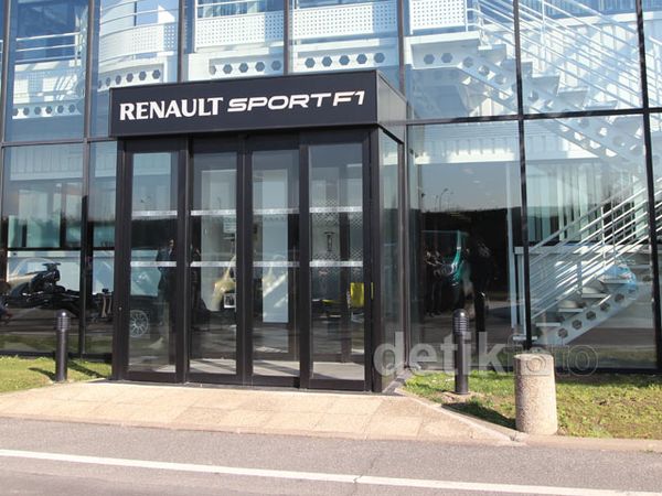Melihat Renault Sport F1 Center di Paris