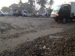 Hati-hati, Ada Kerikil Berserakan di Perlintasan Kereta Cipinang