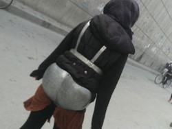 Seniman Afghanistan Bikin Pakaian Dalam Besi