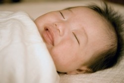 Penyebab Bayi Tersenyum atau Mendadak Nangis Saat Tidur Malam