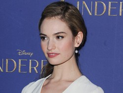 Lily James Susah Bernapas karena Pakai Korset Sepanjang Film Cinderella