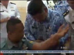 Tangan Robot Terpasang Pada Seorang Marinir