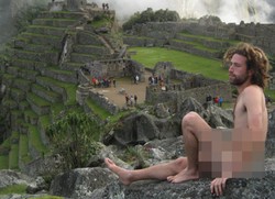 Parah! Tingkah Turis Bugil & Buat Video Oral Seks di Tempat Suci