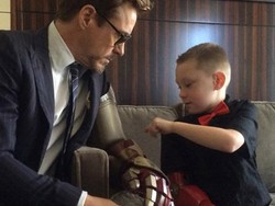 Bikin Terharu! Tony Stark Berikan Tangan Iron Man ke Anak Disabel