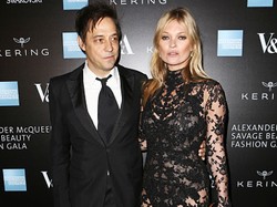 Kenakan Gaun Transparan, Lingerie Kate Moss Terekspos