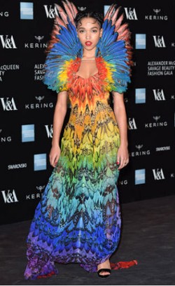 Tampil dengan Gaun Alexander McQueen, FKA Twigs Terlihat Seperti Burung