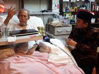 Ketua Fraksi PKS Jenguk Seniman Pepeng