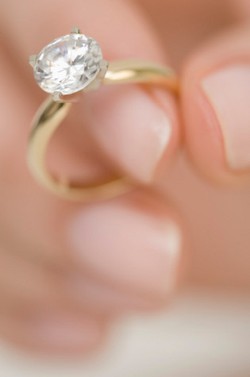 Asal-Usul Cincin Tunangan, Dibuat dari Besi dan Hanya Dipakai Bangsawan