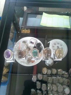 Ini Deretan Batu Kinyang Warna-warni Khas Negeri Laskar Pelangi