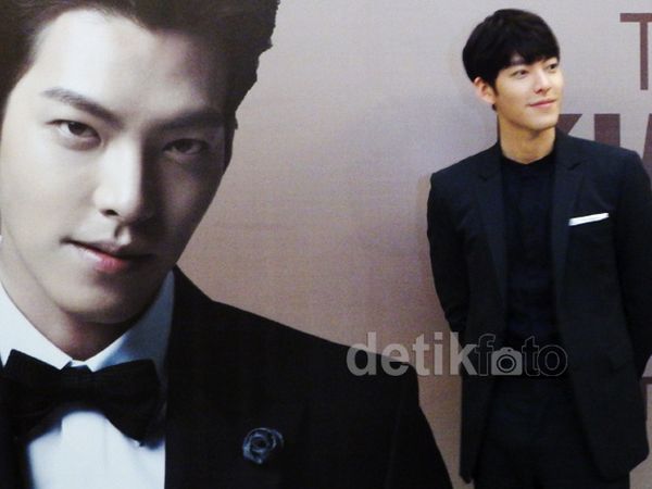 Senyuman Malu-malu Kim Woo Bin di Jumpa Pers Jakarta