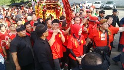 Hadiri Perayaan Cap Go Meh, Ridwan Kamil Ikut Panggul Tandu Tepekong