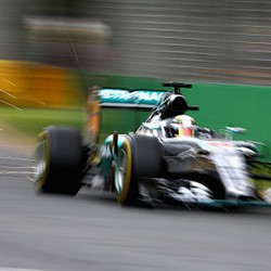 Hamilton Rebut Pole Pertama Musim Ini, Mercedes Start 1-2