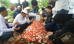 Isak Tangis Keluarga Iringi Pemakaman Haryanto Taslam