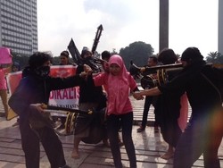 30-an Mahasiswa Lakukan Teatrikal Tolak ISIS di Bundaran HI