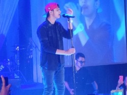 Duh! Seorang Penonton Coba Bugil di Konser Aliando