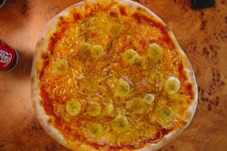 Banana Curry Pizza dan Grand Prix Cookie Crust, Pizza Bertopping Unik dari Swedia dan Korea Selatan (1)