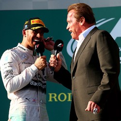 Diwawancara Arnold Schwarzenegger di Podium, Hamilton: Aku Kira Anda Lebih Tinggi!