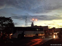 Hari Masih Gelap, Mereka Harus Berangkat Kerja Untuk Hindari Macet Tol JORR