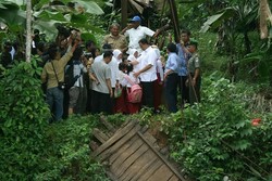 Warga Sudah Tahu Jembatan Sinday Lebak Akan Ambruk, Pemda Tak Beri Dana
