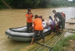 Jembatan di Lebak Banten Putus, Warga Menyeberang Sungai Pakai Perahu Karet