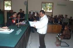 Ada Jaminan dari Bupati, Penahanan Nenek Asyani Akhirnya Ditangguhkan