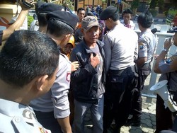 Sidang Putusan Sela Nenek Asyani Dijaga Ketat Ratusan Polisi