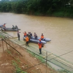 Tinjau Jembatan Putus di Lebak, Menteri Anies dan Menteri Basuki Naik Perahu Karet