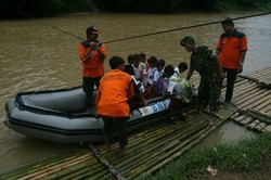 Setelah Jembatan Roboh, Begini Penampakan Siswa SD di Lebak Berperahu Karet