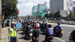 Polwan-polwan Cantik Promosikan Jalur Khusus Motor di Depan Kantor Pajak Gatsu