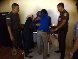 Berpuasa saat Disidang, Nenek Asyani Pingsan di Pengadilan