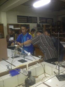 Polisi Datang ke Lokasi Ledakan di Laboratorium Farmasi UI
