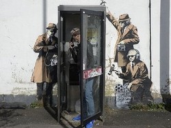 Seram! Mural Spy Booth Banksy di Dinding Rumah Cheltenham Terkutuk