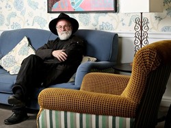 Tutup Usia 66 Tahun, Terry Peatchett Wafat karena Alzheimer