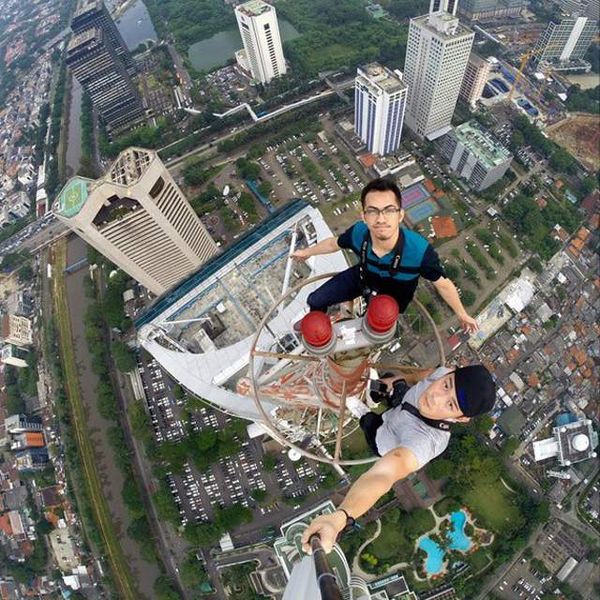 Aksi Arief 'Rooftoper' Panjat Gedung Paling Angker di Jakarta